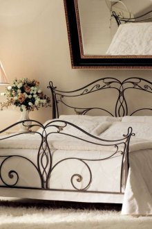 Красиво легло коване в спалнята