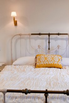 Бежово-кафяво легло от ковано желязо в спалнята