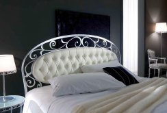 Katil besi tempa yang indah di dalam bilik tidur