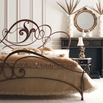 Красив интериор на спалнята с кафяво легло от ковано желязо