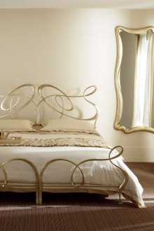 Златни елементи в декора на спалнята