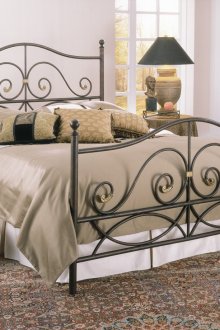 Легло от ковано желязо в спалня в бежово и бяло