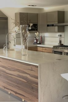 Оригинални бели бар столове