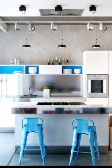 Сини бар столове в светла кухня