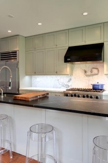 Прозрачни бар столове за модернистична кухня