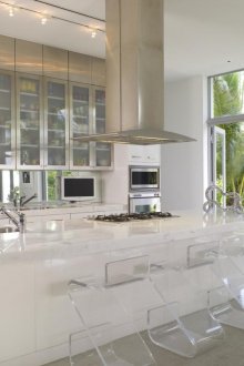 Пластмасови прозрачни столове