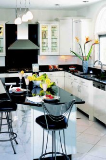 Черни класически бар столове