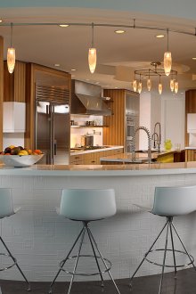 Бели бар столове с меки ъгли