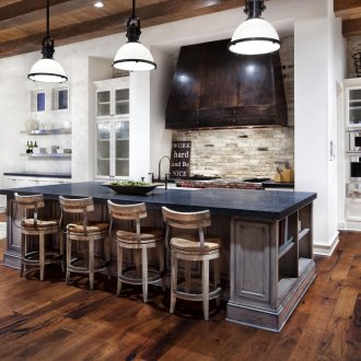 Бар столове в класически кухненски интериор