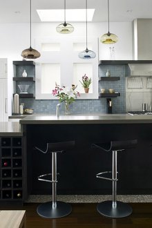 Класически бар столове в кухнята интериор