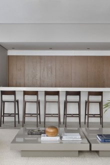 Минималистичен кухненски интериор с бар столове