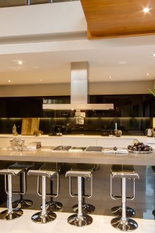 Модерна кухня със бар за закуска и столове