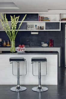 Оригинални бар столове в интериора на модерна кухня