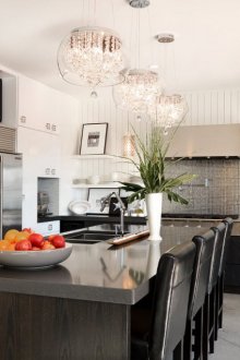 Модерен кухненски интериор със стъклен полилей