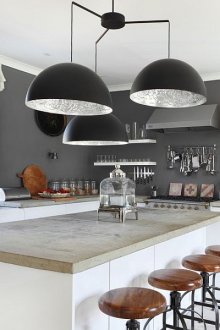 Черен полилей в модерен интериор