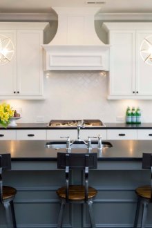 Два малки полилея в класически кухненски интериор