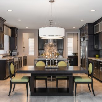 Голям кръгъл полилей над кухненската маса