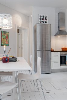 Издълбан бял полилей в интериора на кухнята