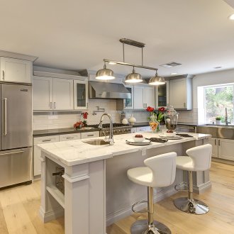 Метален полилей в светъл интериор