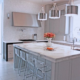 Метални полилеи над мраморен плот