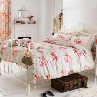 Флорални щампи в спалня на прованс