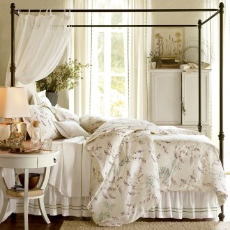 Красиво легло с рамка в спалнята в стила на Прованс