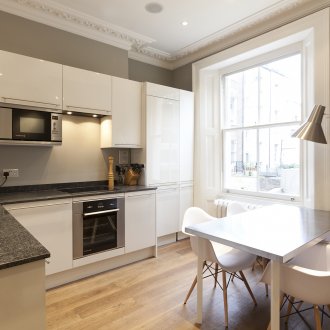 Kleine moderne Küche