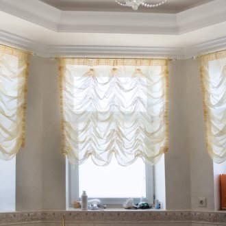 Жълти прозрачни френски завеси в хола