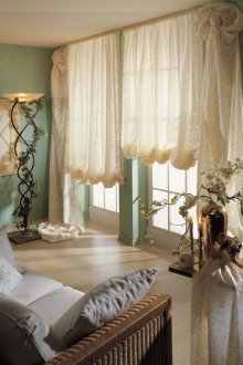 Флорални френски завеси във всекидневната