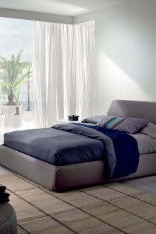 Bilik tidur gaya kontemporari yang selesa dengan dinding putih