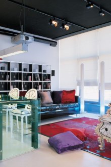 Стъклена маса в хола в стил поп арт.