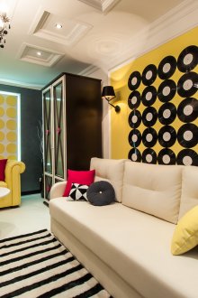 Черно-бяла кръгла масичка за кафе в стил поп арт.