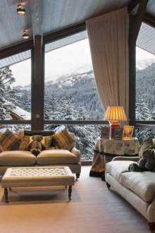 Дневна с панорамни прозорци и красива гледка към гората