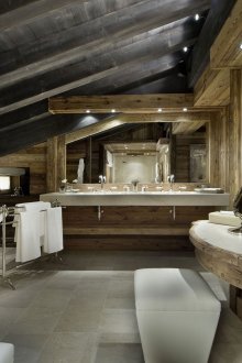 Баня в къща с хижа