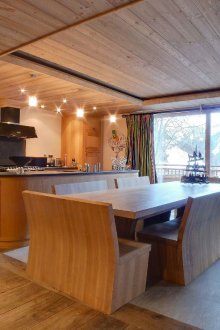 Проста кухня в къща с хижи