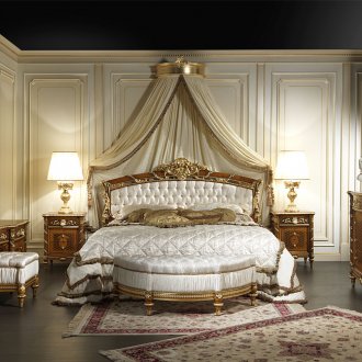 Hiasan emas yang besar di bilik tidur klasik