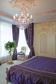 Hiasan cantik di bilik tidur klasik yang berwarna ungu dan ungu