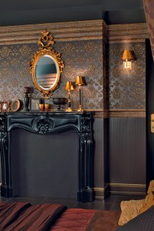 Тъмна всекидневна с бароково издигната камина