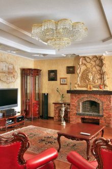 Бежови, червени и бели цветове в интериора на хола в бароков стил.