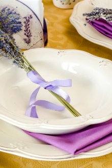 Настройка на масата с люлякови акценти.