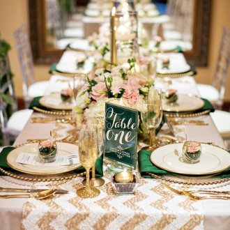 Настройка на сватбена маса в златисти бежови тонове.