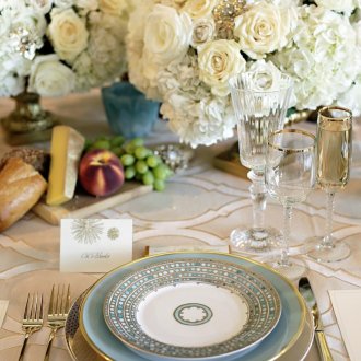 Настройка на сватбена маса в бежово и бяло.