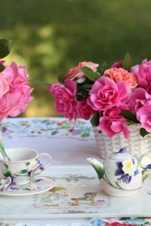 Сервиране на маса на чист въздух за пиене на чай