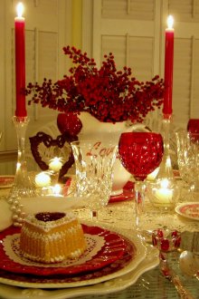Сервировка на маса за романтична вечеря.