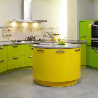 Жълто-зелена кухня с кръгъл остров