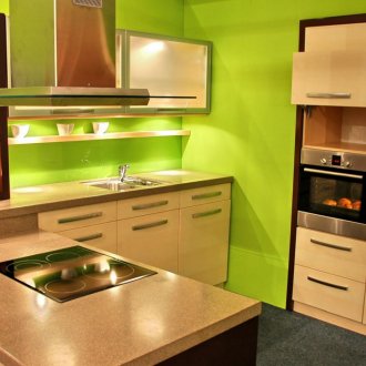 Бежова и зелена модерна кухня