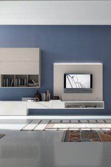 Бяла и кремава модерна стена в хола