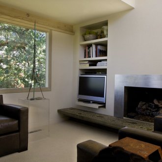 Модерен хол в стил Арт Нуво с камина