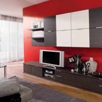 Червена стена в стила на нуд в хола