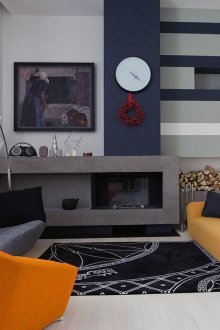 Laminat und Farbe in der Dekoration des Wohnzimmers im Stil des Konstruktivismus